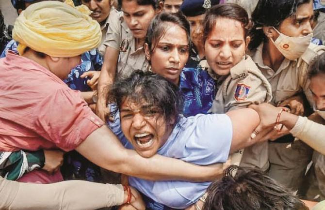 This picture is from the occasion when Sakshi Malik, Vinesh Phogat and other women wrestlers were protesting for justice. Suddenly the police reached there and forcibly removed them from there. Photo: INN
