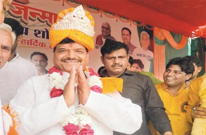 Shivpal Yadav among the masses in the early days. Photo: INN