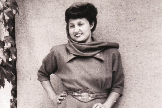 سونجا دی لینارٹ(Sonja de Lennart)&nbsp;کہاں سے تعلق ہے؟:جرمنیکیا ہیں؟: فیشن ڈیزائنرکس اختراع کیلئے جانی جاتی ہیں؟: &nbsp;کیپری پینٹ کیلئے۔&nbsp;&nbsp;سونجا دی لینارٹ جرمنی کی فیشن ڈیزائنر ہیں جنہوں نے ۱۹۴۸ء میں کیپری پینٹس بنائے تھے۔ نوجوانی میں وہ سوئمنگ اور ٹریک اینڈ فیلڈ کی شوقین کھلاڑی تھیں اور ۸؍ سال کی عمر تک وہ کئی مقابلوں میں نمایاں کامیابی حاصل کرچکی تھیں۔ وہ کلاسیکل تھیٹر سوسائٹی کی فعال رکن تھیں۔ انہوں نے عوام کی پسند کے مطابق ملبوسات تیار کرنے اور انہیں بآسانی فروخت کتنے کا ہنر سیکھ لیا تھا۔ انہوں ٹیکسٹائل انجینئرنگ میں گریجویشن کیا تھا۔ ۱۹۴۵ء میں بطور فیشن ڈیزائنر کریئر کا آغاز کیا اوراپنی پہلی بوتیک &rsquo;&rsquo;سیلون سونجا &lsquo;&lsquo;قائم کی۔ ان کے ڈیزائن کئے ہوئے کپڑے کیپری کلیکشن کے نام سے جانے جاتے تھے۔&nbsp;