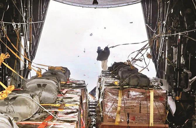 The United States is dropping food packets from an airplane in Gaza. Photo: INN
