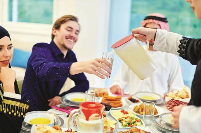 It is more beneficial to drink water continuously during Iftar. Photo: INN