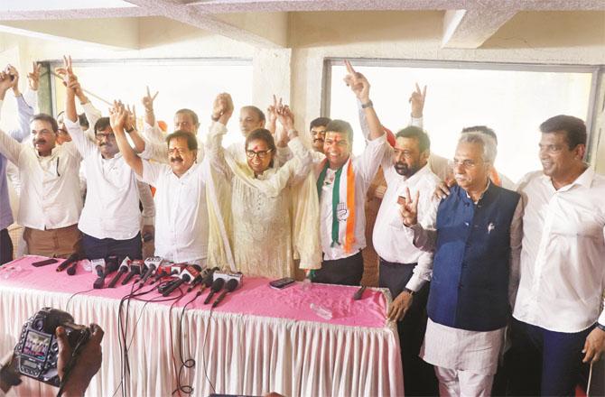 Mahavkas Aghadi candidate Bhushan Patil showed unity and strength at the inauguration of his office. Photo: Anurag Ahire