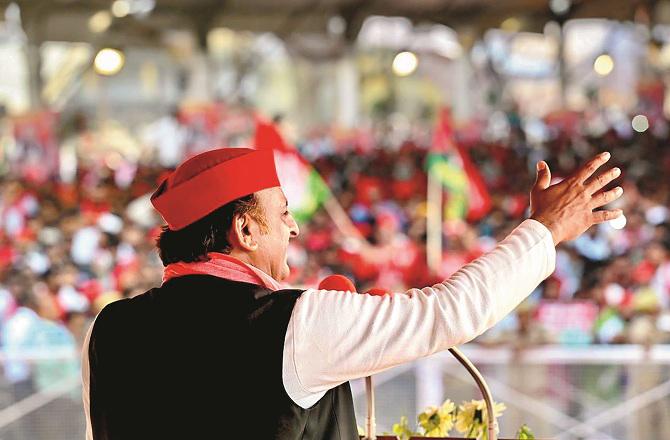 Samajwadi Party chief Akhilesh Yadav addressed a large rally in Azamgarh. Photo: INN