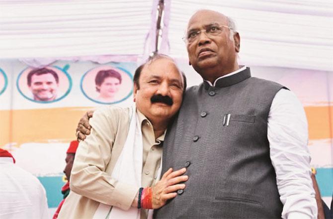 Kishori Lal Sharma with Congress President Kharge in Amethi. Photo: INN