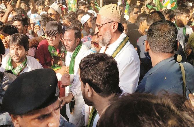 Asaduddin Owaisi among the people of Aurangabad. Photo: INN