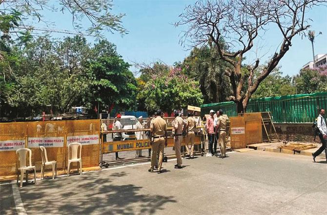 The road has been blocked near the collector`s office in Bandra. Photo: INN
