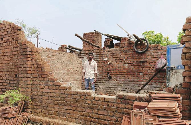 Due to the heavy rain and stormy winds, the walls of many houses collapsed and the stones were blown away. Photo: INN