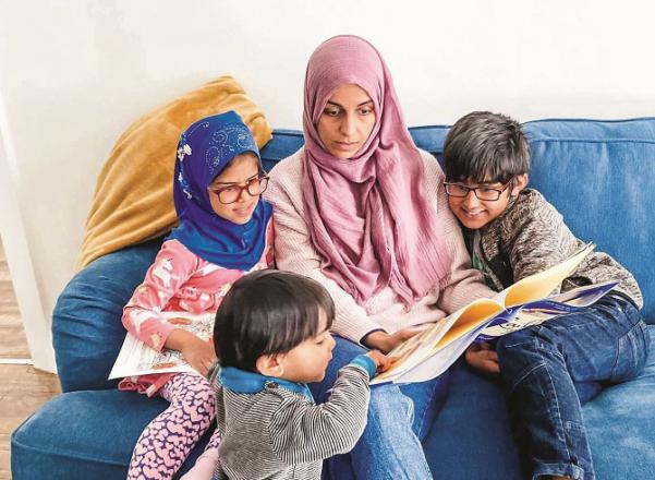 Set an example for children to be friends with books, study by yourself. Be a role model for children. Photo: INN