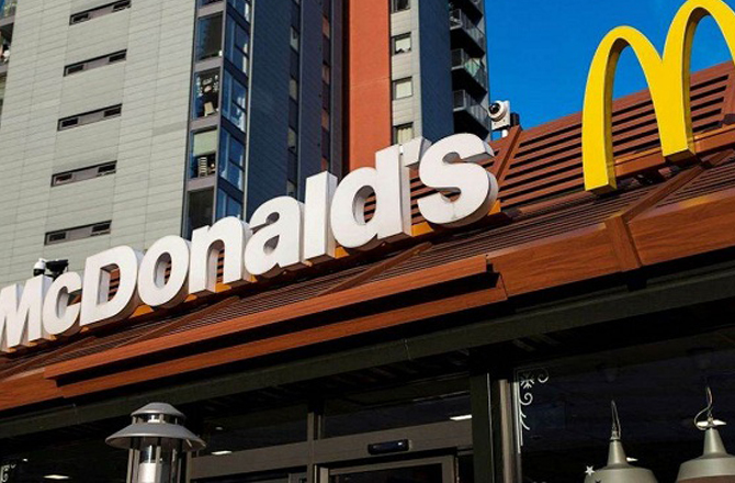 میکڈونالڈس (McDonald`s): میکڈونالڈس کے بانی ریمنڈ کروک مل شیک کی مشین فروخت کرنے والے سیلزمین تھے۔ ایک مرتبہ ان کی ملاقات سان برنارڈینو (کیلیفورنیا) میں برگر ریستوراں چلانے والے ۲؍ بھائیوں ڈِک اور میک میکڈونالڈس سے ہوئی۔ وہ ان کے برگر اور فاسٹ فوڈ کے آئیڈیا سے اتنے متاثر ہوئے کہ باقاعدہ ان کے ایجنٹ بن گئے۔ بعد ازیں ریمنڈ کروک کی مدد سے میکڈونالڈس برادرس نے امریکہ بھر میں اپنے کئی ریستوراں شروع کئے جنہیں &rsquo;میکڈونالڈس&lsquo; کا نام دیا گیا۔
