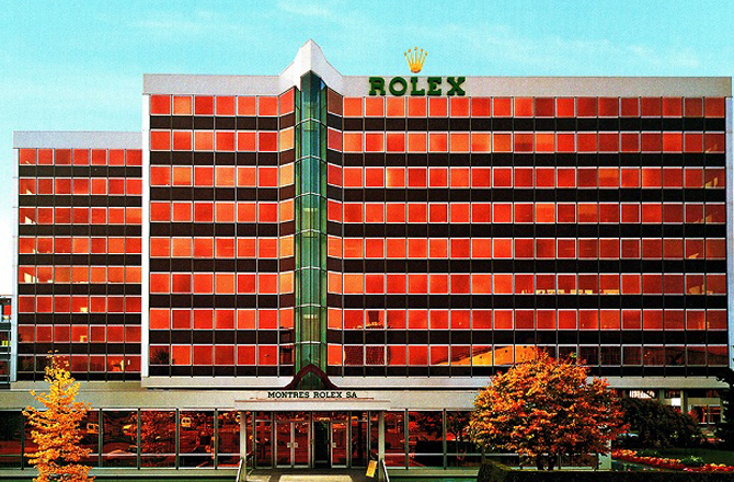 رولیکس (Rolex): گھڑیوں کی مشہور ترین کمپنی کے مالک ہینس ویلز دروف کا کہنا تھا کہ وہ اپنی کمپنی کا کوئی ایسا نام رکھنا چاہتے تھے جسے دنیا کی کسی بھی زبان میں بآسانی ادا کیا جاسکے۔ رولیکس کی ویب سائٹ کے مطابق ہینس نے انگریزی کے تمام حروف تہجی کو یکجا کرکے ایک لفظ بنانے کی کوشش کی۔ مگر کامیابی نہیں ملی۔ انہوں نے ۱۰۰؍ سے زائد لفظ بنائے مگر کوئی بھی ان کی امیدوں پر پورا نہیں اتر سکا۔ ہینس لکھتے ہیں کہ &rsquo;&rsquo;ایک مرتبہ میں اپنی عالیشان گھوڑا گاڑی سے لندن کے ایک پسماندہ علاقے سے گزر رہا تھا کہ میرے کان میں کسی نے ہلکی آواز میں &rsquo;رولیکس&lsquo; کہا۔ میرا خیال ہے کہ وہ کوئی جن تھا جس نے میری مدد کی۔&lsquo;&lsquo;