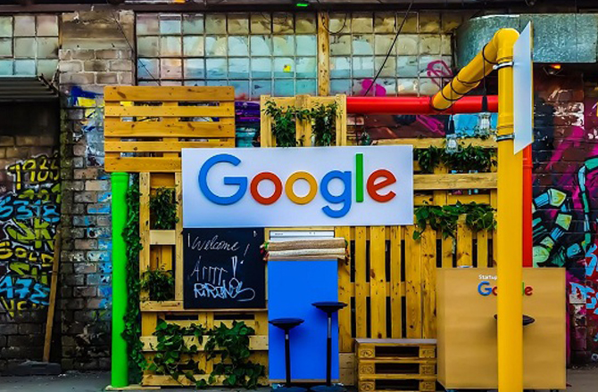 گوگل (Google): اس کا پرانا نام &rsquo;&rsquo;بیک رَب&lsquo;&lsquo; تھا۔ تاہم، کمپنی کے بانیان کا خیال تھا کہ اس کا نام تبدیل کرنا چاہئےکیونکہ یہ ایسی ویب سائٹ تھی جو ایک کلک پر معلومات کا خزانہ آپ کے سامنے لے آتی تھی لہٰذا اس کا نام &rsquo;&rsquo;گوگول&lsquo;&lsquo; سے لیا گیا جس کا معنی ہے نمبر &rsquo;&rsquo;ایک&lsquo;&lsquo; اور جس کے آگے ۱۰۰؍ صفر ہوں۔ اس لئے گوگل کی اسپیلنگ میں دونوں &rsquo;&rsquo;جی&lsquo;&lsquo; کے درمیان بے شمار &rsquo;&rsquo;او&lsquo;&lsquo; (جو صفر ظاہر کرتے ہیں) نظر آتے ہیں۔