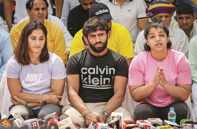 Sakshi Malik, Bajrang Punia and Vinesh Phogat have criticized the BJP. Photo: INN