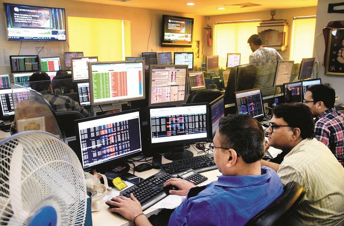 Investors understanding the current behavior of the share market from statistics. Photo: INN