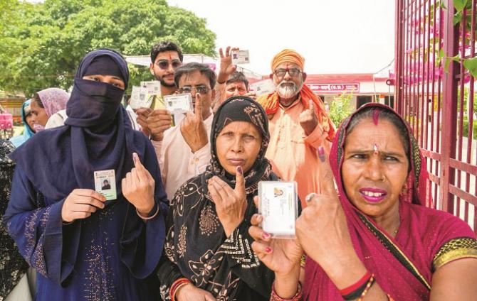 Voters in Budaun showing their voting intentions. Photo: INN