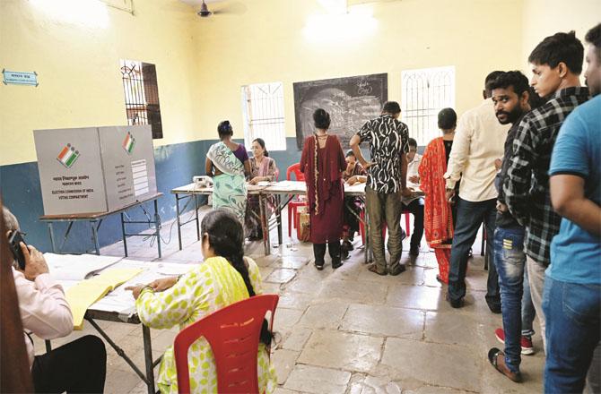 It has been demanded to give equal compensation to all the people on election duty. (file photo)