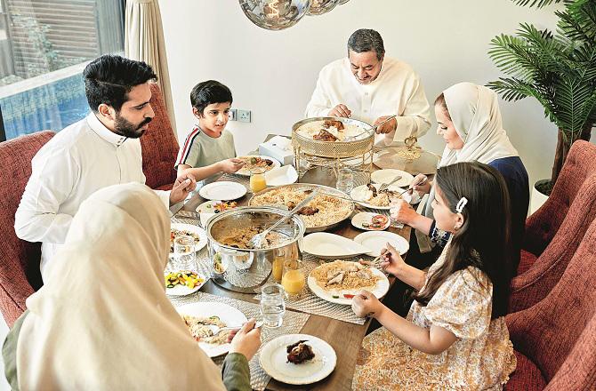 Visit your relatives including children on holidays and invite them to your home. Photo: INN