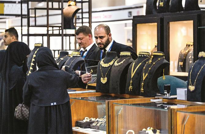 Gold prices are increasing all over the world but the buying trend has not decreased. (Photo: Agency)