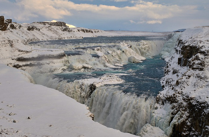 گلفوس فالس (Gullfoss Falls): یہ آئس لینڈ میں واقع ہے جس کی بلندی ۳۲؍ میٹر ہے۔ موسم گرما میں گلفوس آبشار سے ایک سیکنڈ میں ۱۴۰؍ کیوبک میٹر پانی گرتا ہے۔اس آبشار کی خاص بات یہ ہے کہ اوپر سے دیکھنے پر ایسا محسوس ہوتا ہے کہ پانی نیچے جا کر زمین میں کہیں غائب ہورہا ہے۔ اسے ہالی ووڈ کی متعدد فلموں میں بھی دکھایا گیا ہے۔&nbsp;