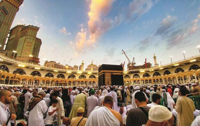 There are many pilgrims who appear to be in the Haram but their hearts and minds are elsewhere, save yourself from this situation. Photo: INN