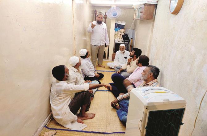Engineer Sheikh Pervaiz Abdul Rehman engaged in guiding pilgrims. Photo: INN