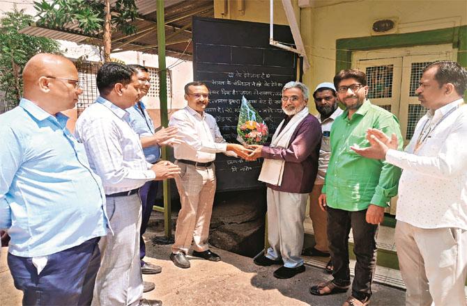 A shawl and a bouquet were presented to Mohammad Saeed on behalf of the Municipal Corporation. Photo: INN