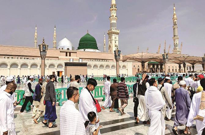There are many pilgrims to the Haram who first visit Madinah and then proceed to the Haram of Makkah. Photo: INN