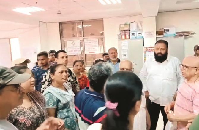 The voters who reached the polling booth expressed their displeasure due to the absence of names in the voter list. Photo: INN