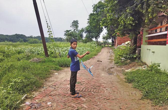 The hobby of kite flying is very old, earlier the youth and children of the village used to make paper kites with their own hands. Photo: INN