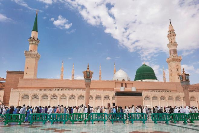 He invited whomever he wanted to the door... The pilgrims were going towards the inner part of the Prophet`s Mosque. Photo: INN