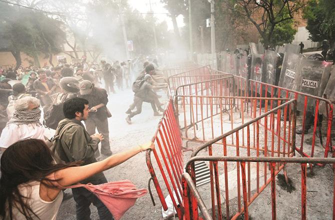 The protesters dispersed after being fired with tear gas by the police. Photo: INN.