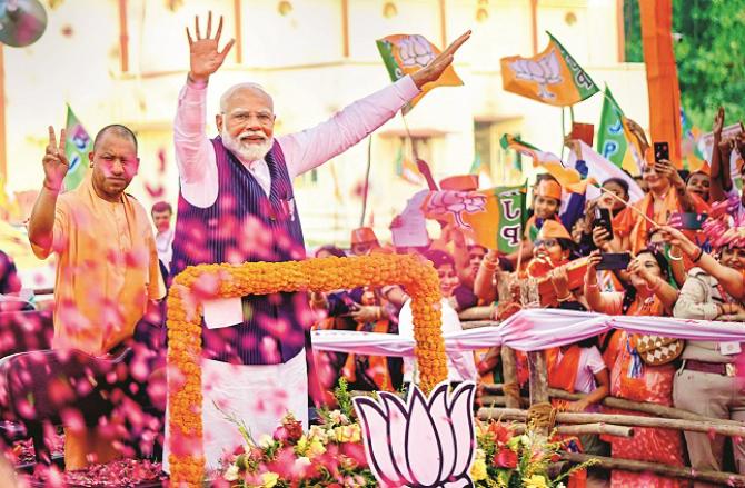 Prime Minister Narendra Modi welcoming people at a rally in Allahabad. Photo: INN