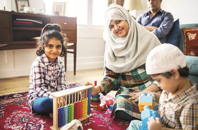 A mother covers all the sorrows and pains of her children in her vast embrace. Photo: INN