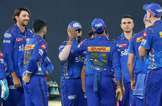 Mumbai Indians team is looking for a win. Photo: INN.