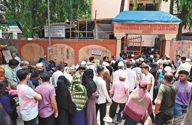 Everyone is now asking the Election Commission why there is a need to hide the `voter turnout`? Why do voters not have the right to know? Photo: INN