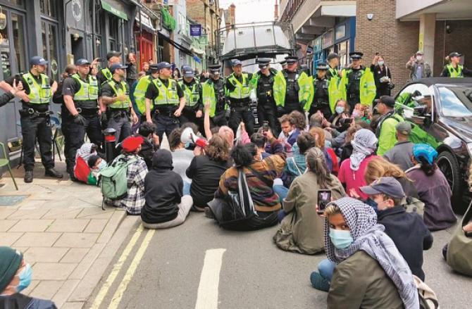 Students at Oxford University staged a protest against Israeli attacks on Palestine. Photo: INN