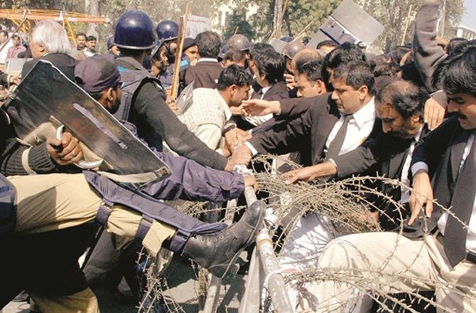 Clashes between lawyers and police during the demonstration. Photo: INN.