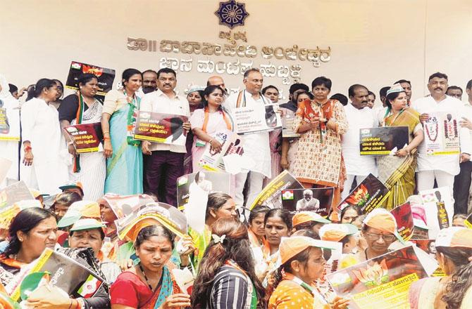 Congress workers protesting against Ajul Ravina in Hubli. (PTI)