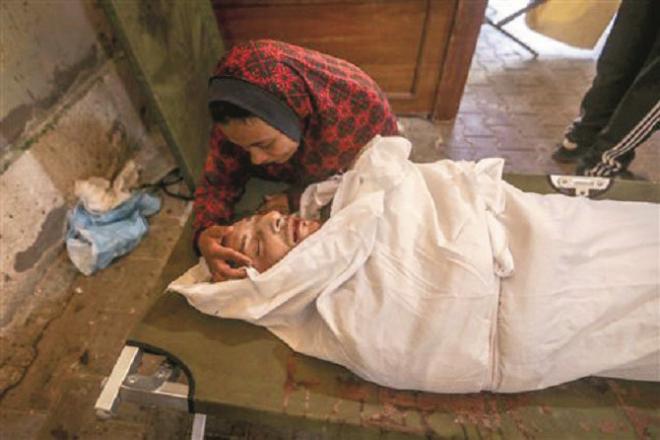 The families of the Palestinian who died in the Israeli attack are wailing. Photo: INN