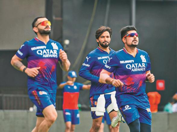 Royal Challengers Bangalore players busy in practice before the match. Photo: INN
