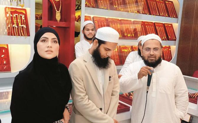 Sana Khan and her husband Mufti Anas can be seen at the inauguration of the shop.