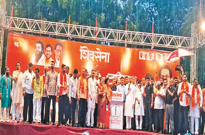 In Dombivli, Udhothakre is addressing an election rally drenched in torrential rain. Other leaders and officials are also seen.Photo: Inquilab