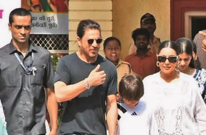 Shah Rukh Khan leaving the polling center with his family. Photo: Shadab Khan, Atal Kamble and Sameer Markande