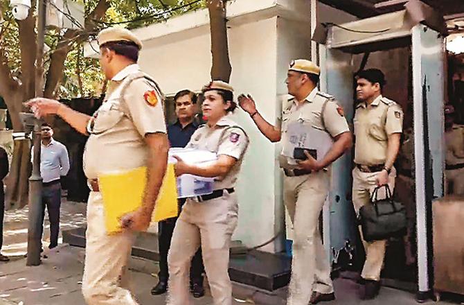 Delhi Police team at Kejriwal`s residence. Photo: PTI.