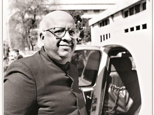 The former Chief Election Commissioner of the country late TN Session has revealed many important things in his autobiography `Through the Broken Glass`. Photo: INN
