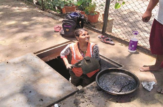 A cleaning lady from Govindi doing her job. Photo: INN