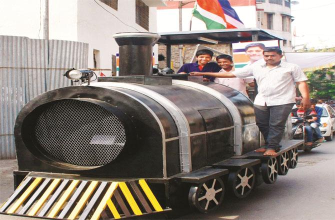 Maharashtra Navnirman Sena`s engine derailed. Photo: INN