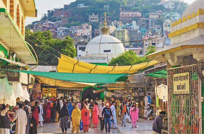 Devotees from all over the world come and attend the hermitage of Khawaja Moinuddin Chishti. Photo: PTI