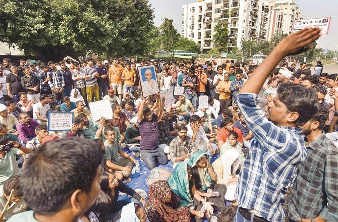 Student candidates protesting against the UPPSC decision. Photo: INN.