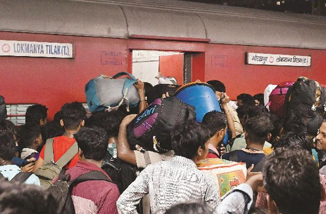 A ban has been imposed on the carrying of drums by passengers in long-distance trains. Image: INN