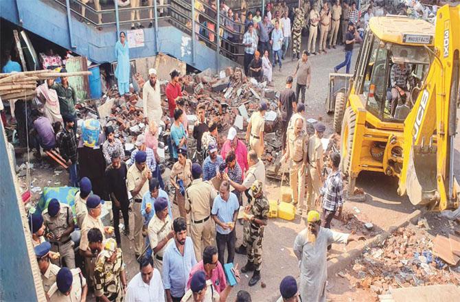 Police are demolishing huts and shops on the eastern side of Bandra station.Photo Inquilab